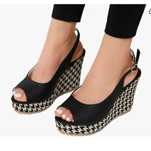 Houndstooth Wedge Sandal, size 9